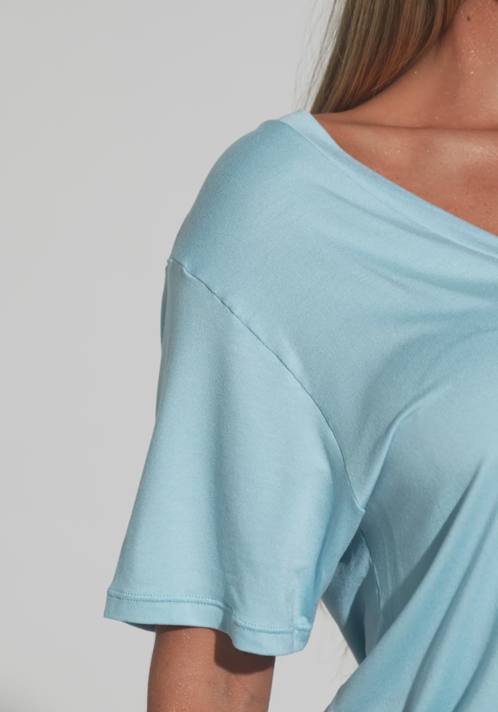 Blusa Feminina Com Decote V E Tira Nas Costas Básica Dlk Azul