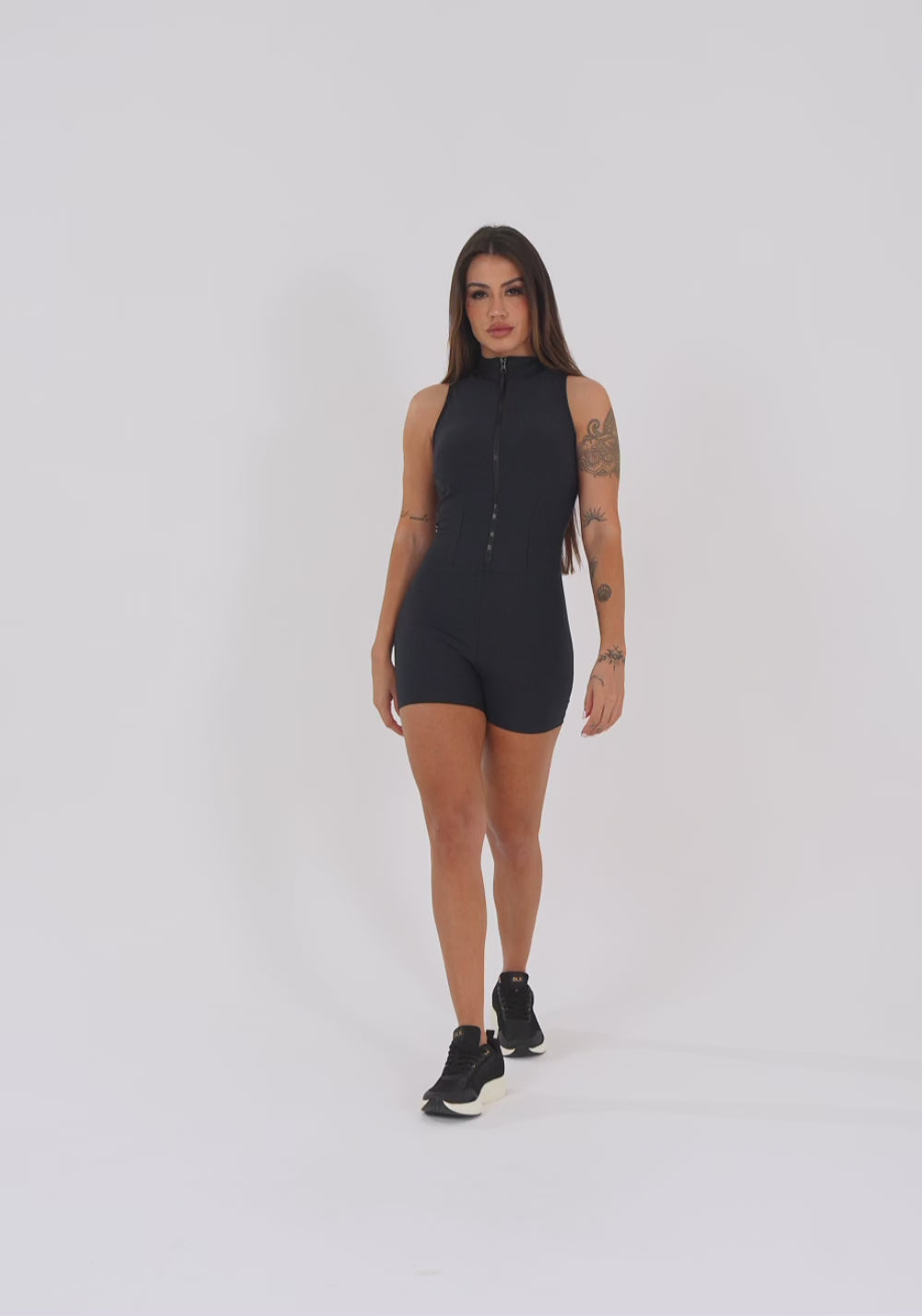 Macaquinho Fitness Feminino Preto Com Zíper E Recortes Aura Dlk