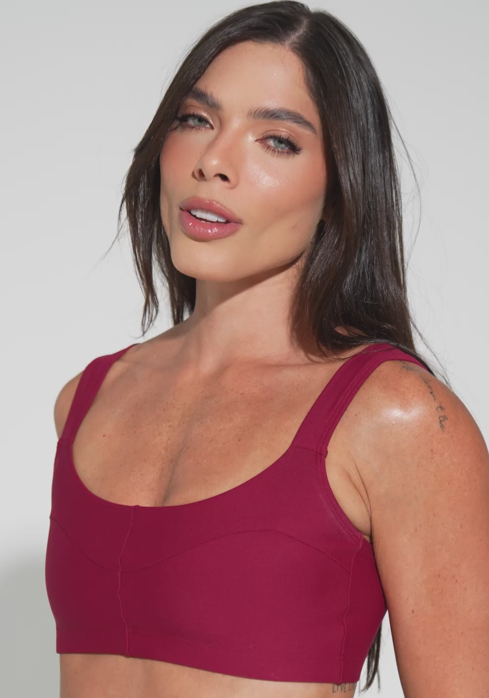 Top Fitness Feminino Vermelho Cereja Com Alça Larga E Recortes Aura Dlk