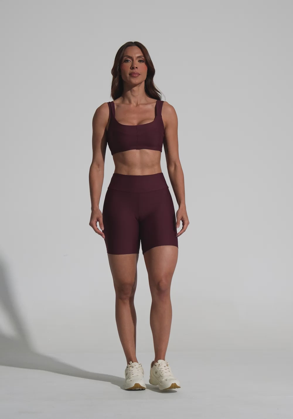 Top Fitness Feminino Vinho Com Alça Larga E Recortes Aura Dlk